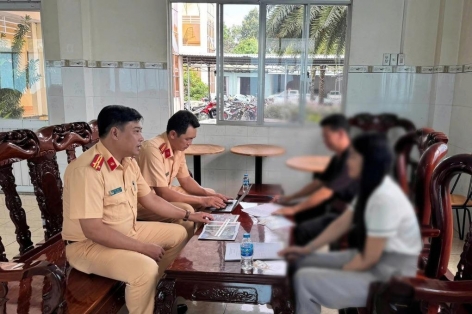 Vụ người phụ nữ đi xe máy đuổi theo đập vỡ kính ô tô giữa phố: Hé lộ nguyên nhân phía sau
