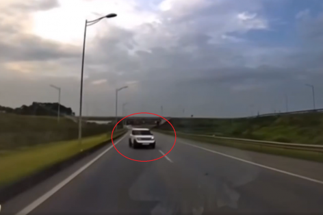 Nữ tài xế lái ô tô điện chạy ngược chiều trên cao tốc gây phẫn nộ