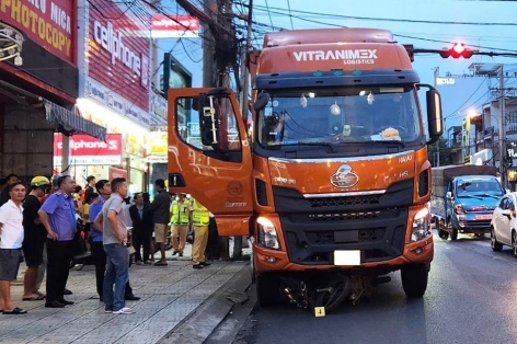 Vụ xe tải tự trôi cán tử vong người dừng đèn đỏ: Ai phải chịu trách nhiệm?