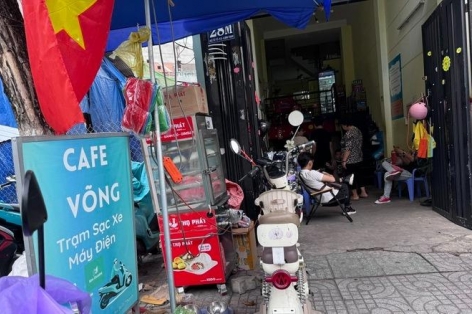 Thành phố Hồ Chí Minh: Nhiều quán ăn, quán cà phê trở thành điểm sạc xe máy điện