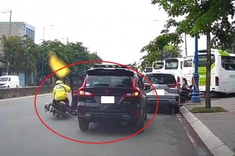 Va chạm do mở cửa xe thiếu quan sát: Cảnh báo thói quen nguy hiểm của nhiều tài xế ô tô