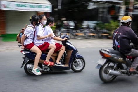 4 trường hợp hiếm hoi được phép chở hai người trên xe máy