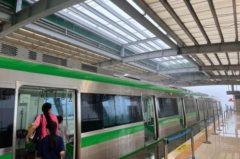 Tuyến metro Cát Linh - Hà Đông liên tục xảy ra sự cố: Mái nhà ga hư hỏng, nước chảy trong toa tàu