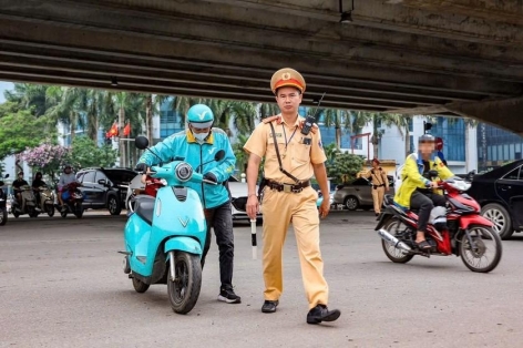 CSGT Hà Nội mạnh tay với tài xế công nghệ: Chạy vội, khách giục không còn là lý do