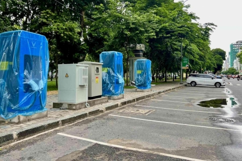 Hạ tầng sạc ô tô điện mở rộng với trụ sạc siêu nhanh đặt trên vỉa hè