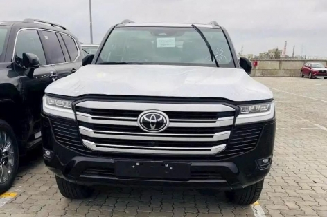 Toyota Land Cruiser LC300 2025 cập bến Việt Nam: Bổ sung trang bị, xe vẫn 'kèm lạc' tại đại lý