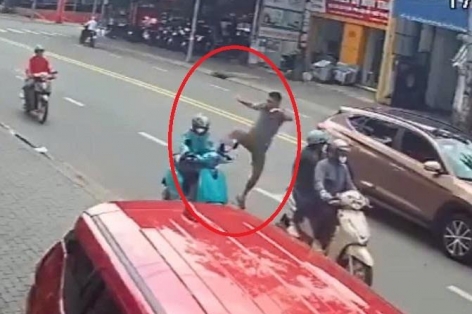Nữ tài xế xe ôm công nghệ bị đạp ngã giữa đường sau khi nhắc nhở hành vi thiếu văn minh