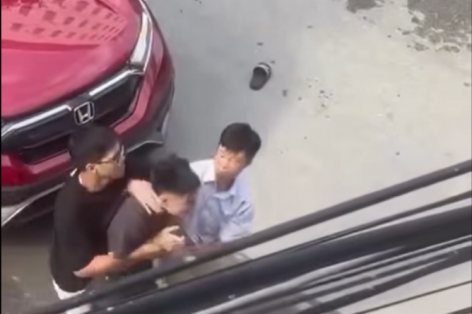 Bắc Giang: Điều tra vụ hai bố con khống chế nam thanh niên giữa đường sau va chạm giao thông
