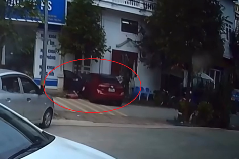 Chỉ vì quên thao tác này, chiếc xe mất kiểm soát ngay khi tài xế rời khỏi ghế lái