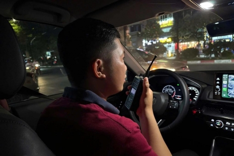 CSGT Hà Nội áp dụng chiêu mới, giả thường dân theo dõi tài xế say xỉn rời quán nhậu