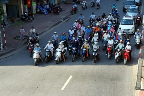 Chờ đèn đỏ dưới bóng râm tránh nắng nóng: Coi chừng bị phạt vì dừng xe sai vị trí