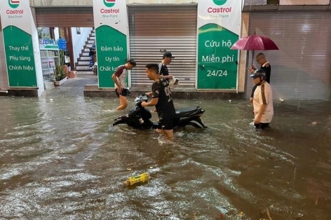 Trận mưa 'giải nhiệt' Hà Nội gây ngập diện rộng, chuyên gia khuyến cáo cảnh giác mưa lớn vào chiều tối