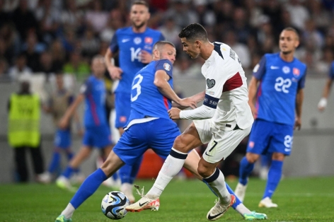 Ronaldo thoát thẻ đỏ, Bồ Đào Nha chạm một tay vào vé dự Euro 2024