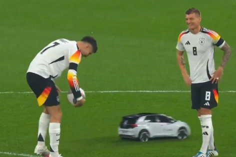 ĐỘC LẠ: Toni Kroos cười khoái chí khi Kai Havertz bị ô tô mini 'cán'