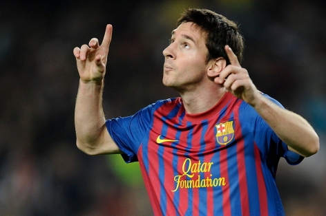 Tại sao Messi lại giơ tay lên trời sau khi ghi bàn?