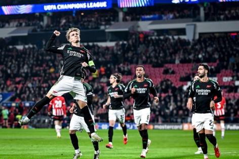 Đại thắng PSV, Arsenal đặt một chân vào tứ kết cúp C1