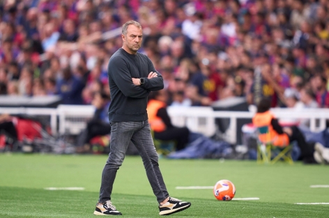 HLV Hansi Flick chỉ thẳng người hùng của Barca trước Real