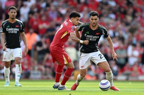 Liverpool chia điểm với Arsenal trong màn rượt đuổi kịch tính