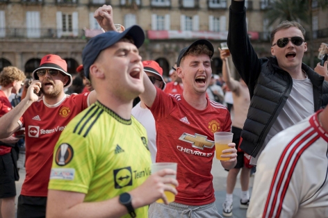 Cổ động viên MU và Tottenham hỗn chiến trước chung kết C2