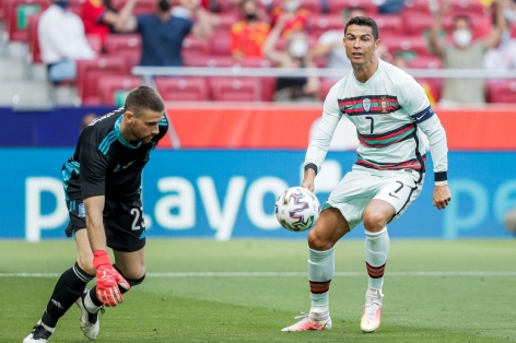 Unai Simon mong mỏi 1 điều từ Ronaldo ở chung kết Nations League
