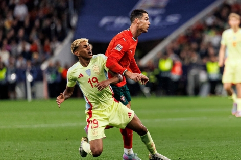 Cổ động viên: 'Ronaldo đã thay Messi tắm cho Yamal'