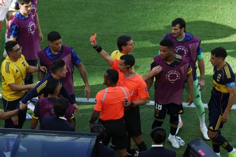 Cựu sao MU 'châm ngòi' trong trận cầu 3 thẻ đỏ tại Club World Cup