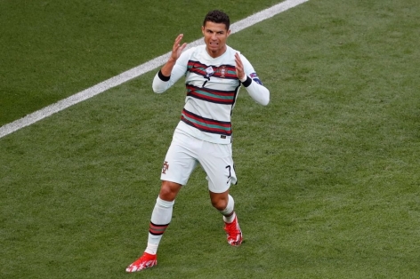 Ronaldo khiến Hungary thót tim với pha bật nhảy 'không tưởng'