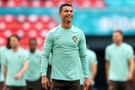 Ronaldo chơi trội, công khai ‘đối đầu’ UEFA tại EURO 2021