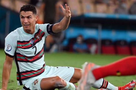 Ronaldo nhận ‘mưa chỉ trích’ vì hành động lố bịch trước ĐT Bỉ