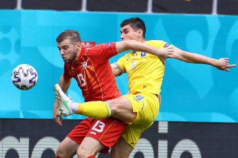 Ukraina buộc thủ môn Macedonia phải đổ người cản phá