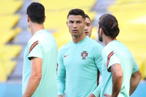 Ronaldo và đồng đội đem 60 chai dầu ăn đến Euro 2021