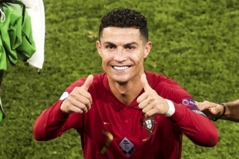 Ronaldo thể hiện 'tình anh em' với đối thủ trong suốt trận Pháp vs Bồ Đào Nha