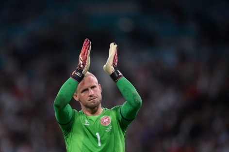CĐV Anh bị lên án vì 'tấn công' mắt của thủ môn ĐT Đan Mạch