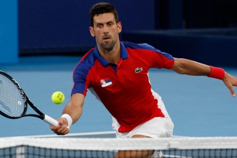 Djokovic đánh bóng thẳng vào người đối thủ ở Olympic 2021