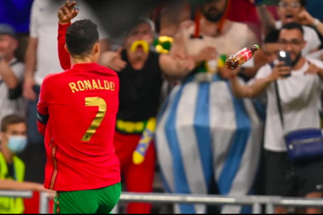 Ronaldo bị sỉ nhục, ném thẳng chai nước ngọt vào mặt trong ngày hoá 'siêu nhân'