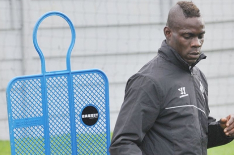 Mario Balotelli gây ra rắc rối đầu tiên tại Liverpool