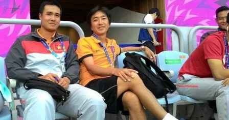 HLV Miura tới sân dự khán trận Olympic Kyrgyzstan cầm hòa Iran
