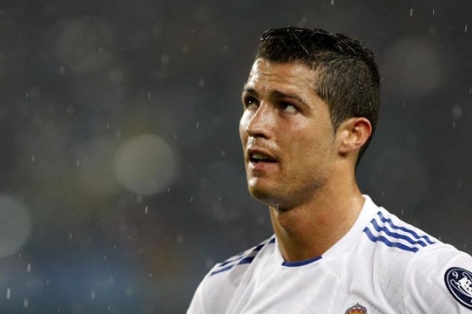 VIDEO: Sự khác biệt giữa Ronaldo và cầu thủ fairplay khi ngã trong vòng cấm