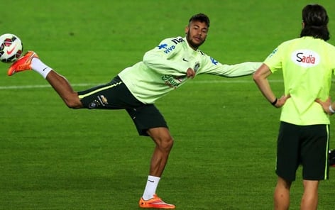 Hậu vệ Chelsea khiến Neymar méo mặt trên sân tập