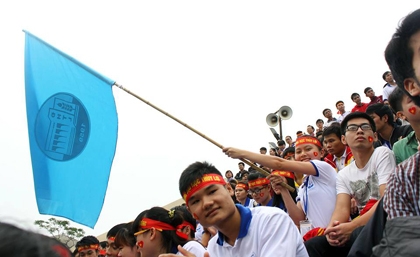 Hình ảnh 'chật cứng' khán giả xem U19 Việt Nam được tái hiện