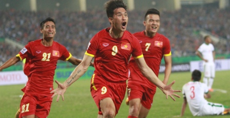 ĐT Việt Nam trở lại tập luyện cho trận bán kết gặp Malaysia