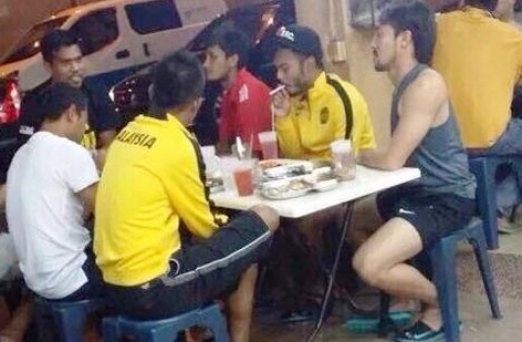Cầu thủ Malaysia bị bắt gặp hút thuốc
