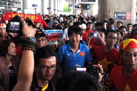 ĐT Việt Nam được chào đón nồng nhiệt tại sân bay Tân Sơn Nhất