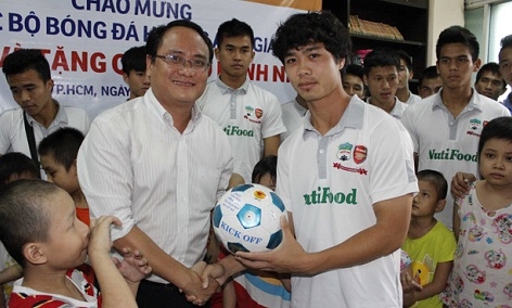 Công Phượng cùng các đồng đội làm từ thiện trước thềm V-League 2015