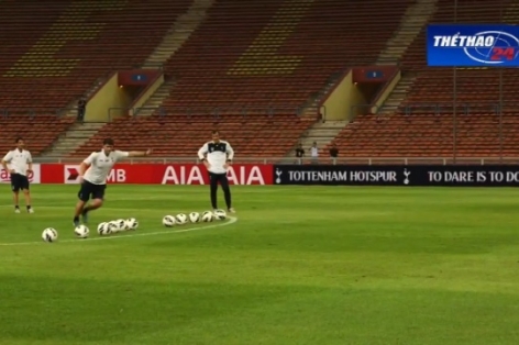 VIDEO: HLV Tottenham trổ tài sút bóng từ giữa sân trúng xà ngang