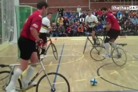 VIDEO: Đẳng cấp đá bóng bằng xe đạp
