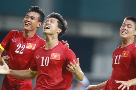 Video SEA Games 28: Công Phượng lập siêu phẩm đá phạt 4-0 cho U23 Việt Nam