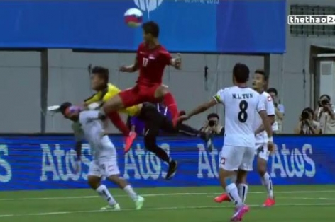 VIDEO: Pha vào bóng kinh hoàng '1 hạ gục 2' của cầu thủ U23 Singapore
