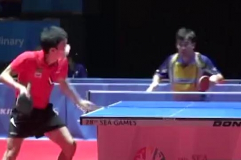 Video SEA Games 28: Pha 'đôi công' hài hước giữa Tuấn Quỳnh và cây vợt Lào