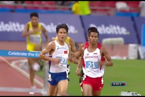 Video SEA Games 28: Phạm Tiến Sản giành HCB chạy 3000m vượt chướng ngại vật nam